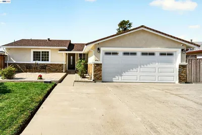 32526 Jacklynn Dr