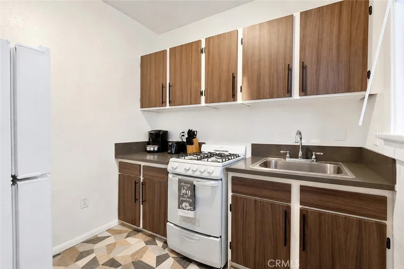 330 Cedar Avenue 203 photo 2