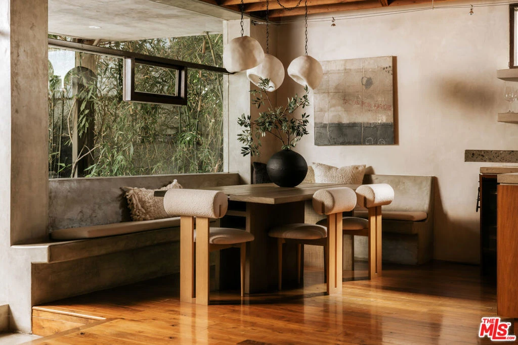 Interior 4