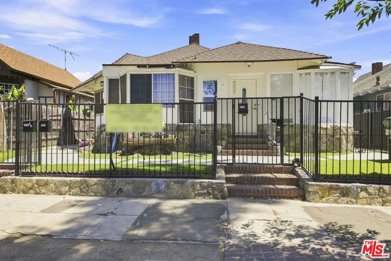 2910 Budlong Avenue