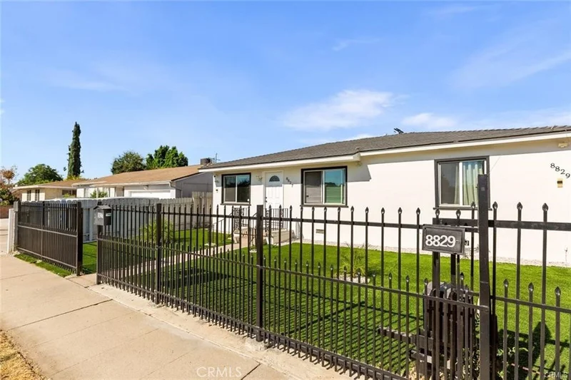 8827 Sylmar photo 2