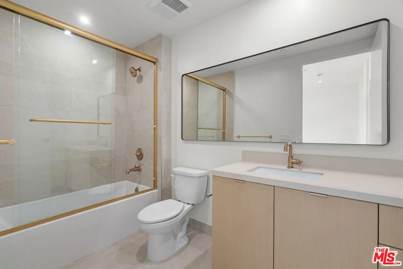 1808 Lincoln Boulevard 202 photo 2
