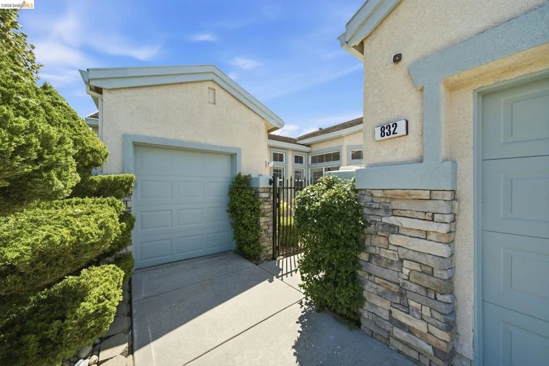 Photo 2 of 832 Summerset Drive
