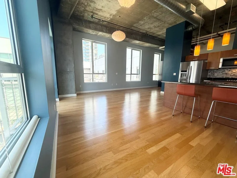 645 W 9th Street 731 photo 2