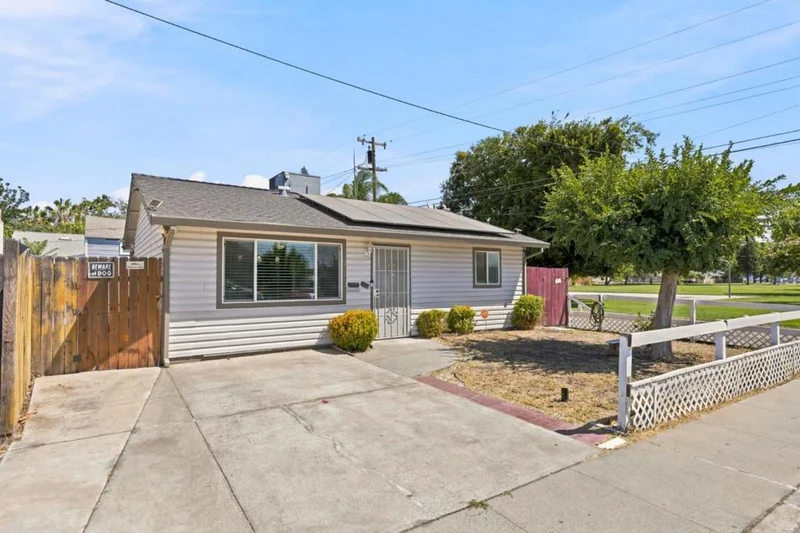 Photo 2 of 521 Oregon Street
