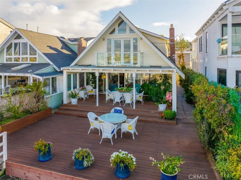 1128 E Balboa