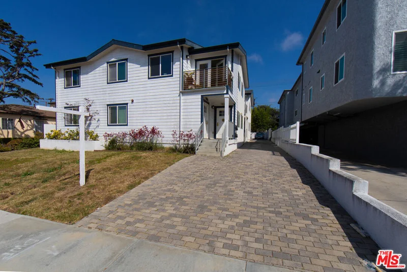 7834 1/2 Flight Avenue