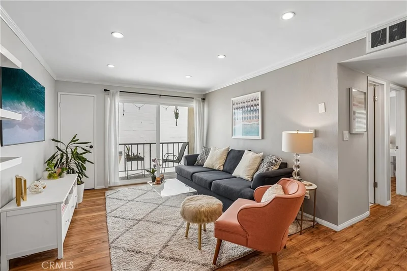 Photo 2 of 1600 Ardmore Avenue 319