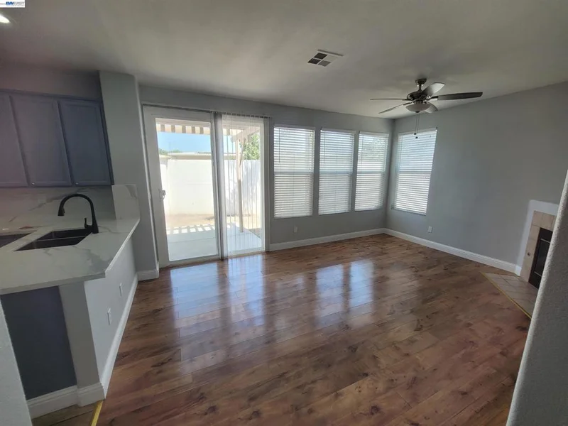 577 Rockingham Way photo 2