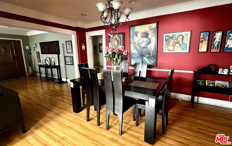 529 W Wilson Avenue photo 2