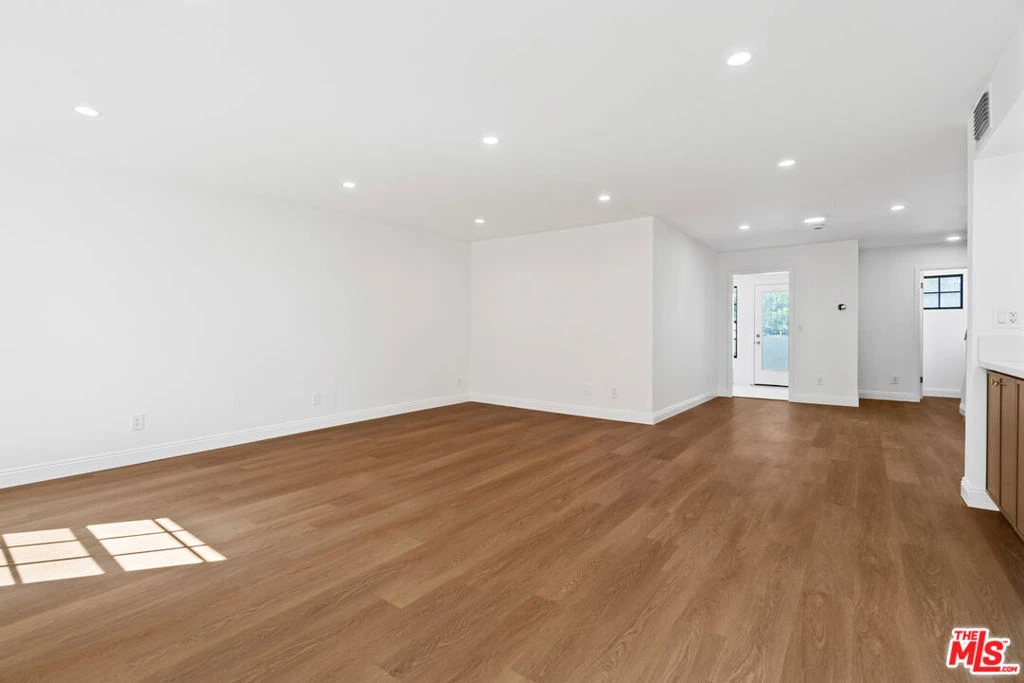 Interior 4