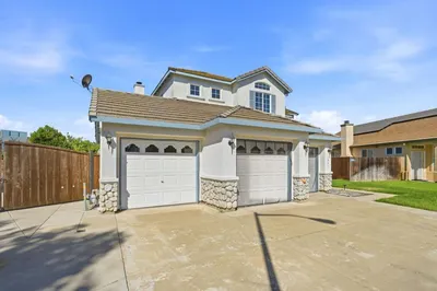 1901 Lauritson Lane photo 2