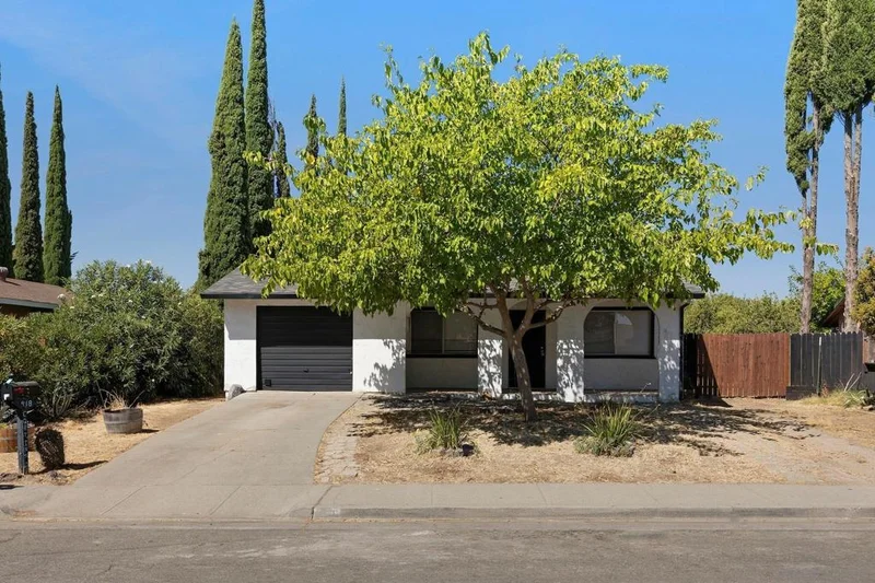 Photo 2 of 918 Corvina Dr