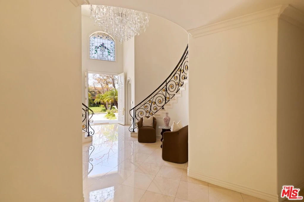 Interior 4
