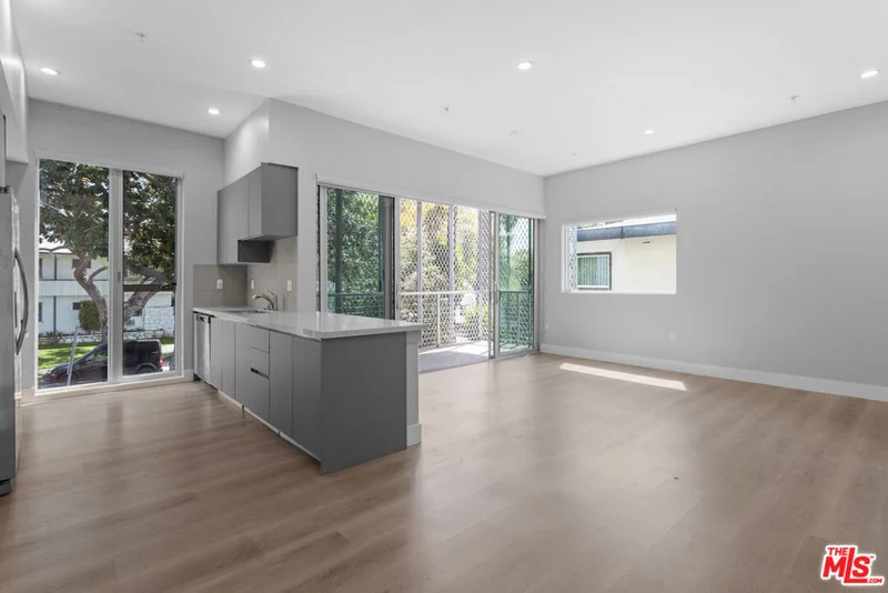 Photo 2 of 1223 N Hayworth Avenue 3