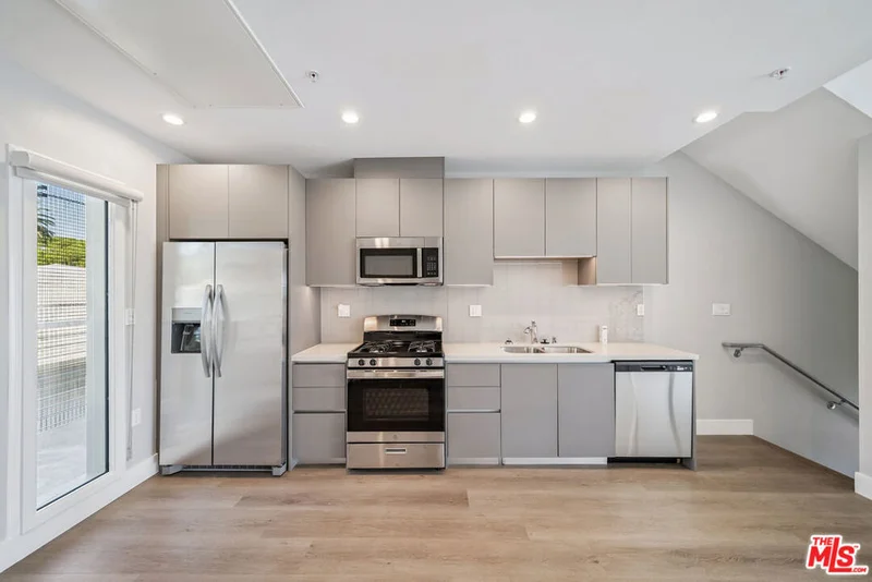 Photo 2 of 1223 N Hayworth Avenue 9