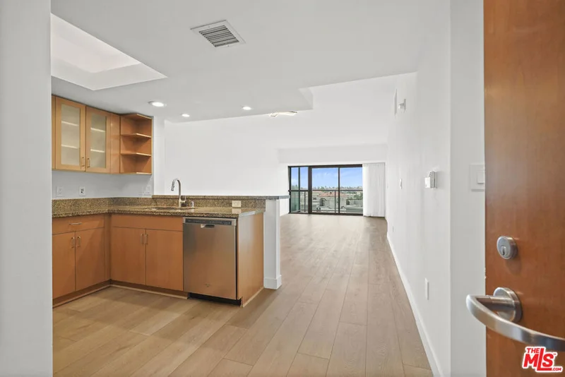Photo 2 of 13700 Marina Pointe Drive 610