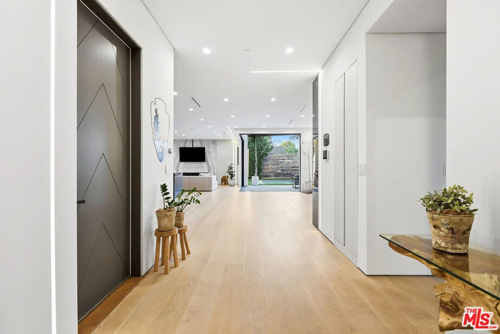Interior 4