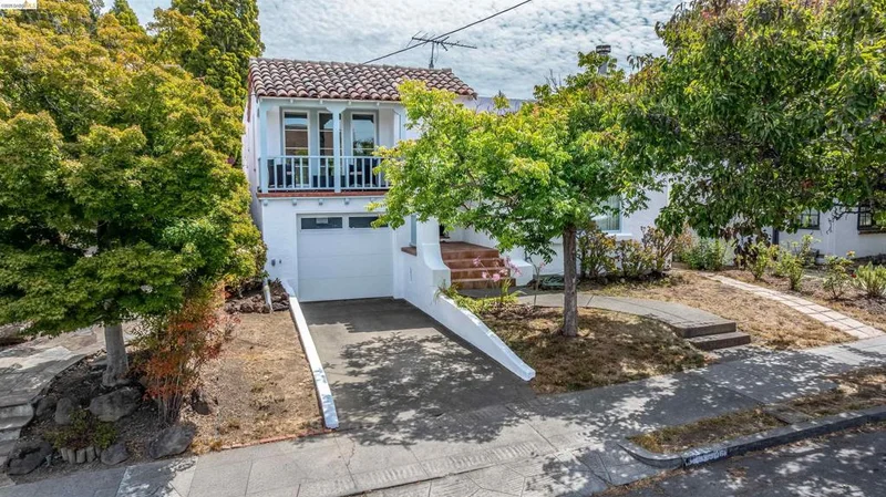 Photo 2 of 3996 Oakmore Rd