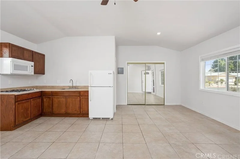 Photo 2 of 24126 Kittridge St