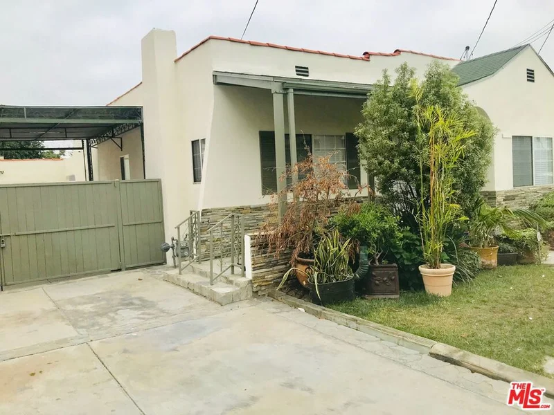 Photo 2 of 304 W Hillcrest Boulevard