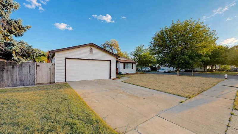 Photo 2 of 1405 Tamarack Avenue