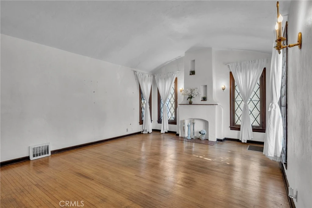 Interior 4