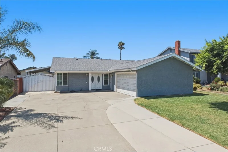 Photo 2 of 1554 S Cypress