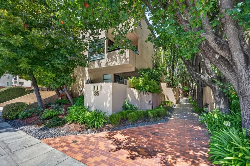 Photo 2 of 35 9th Avenue 5