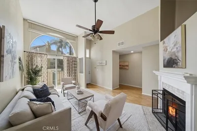 5455 Sylmar 1402 photo 2
