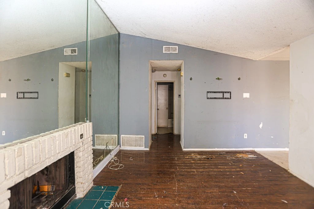 Interior 4
