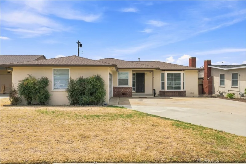 868 James Place photo 2