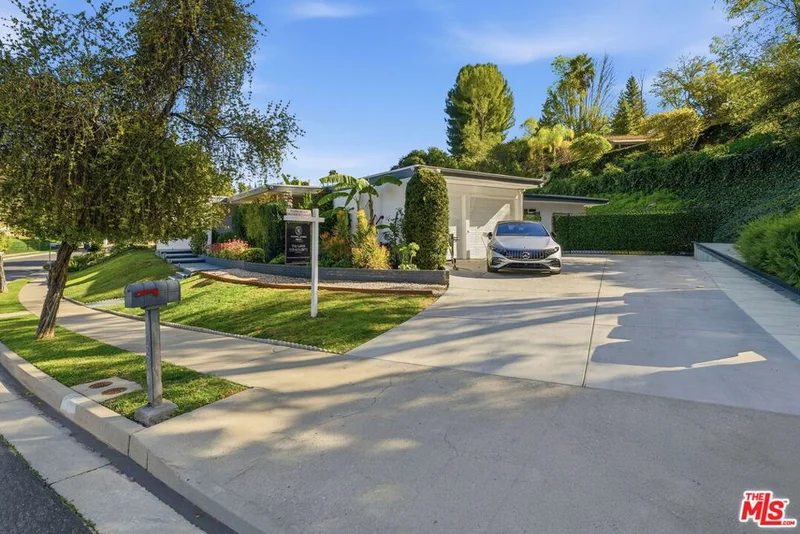Photo 2 of 18202 Lake Encino Drive