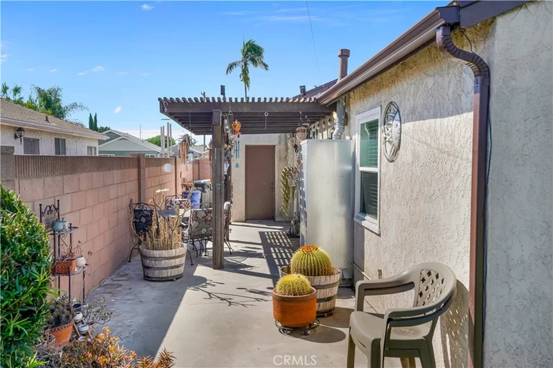 Photo 2 of 11918 Ringwood Avenue