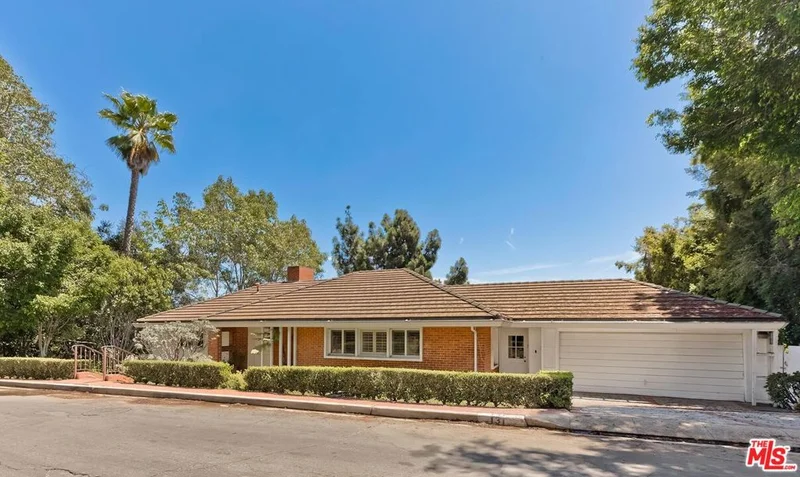 Photo 2 of 131 Ashdale Avenue