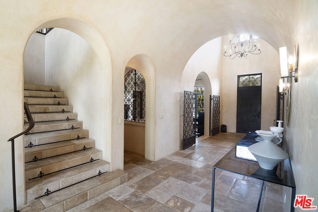 Interior 4