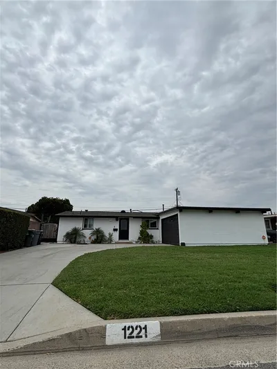 1221 N Aldenville photo 2