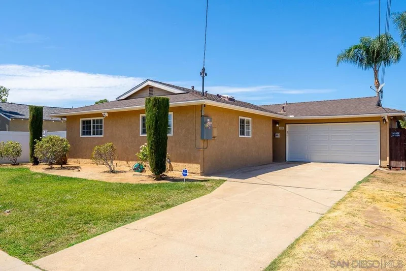 922 Denise Ln photo 2