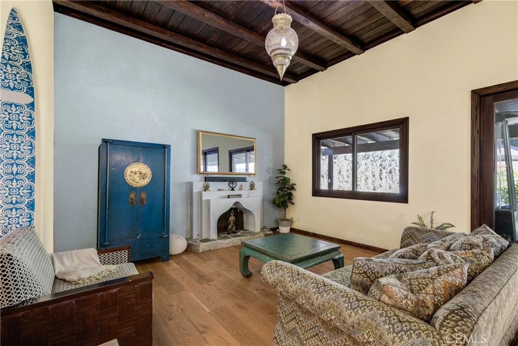 Interior 4