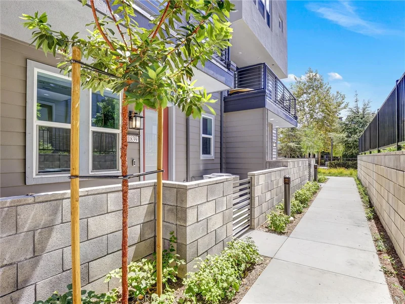 1839 Lychee St photo 2