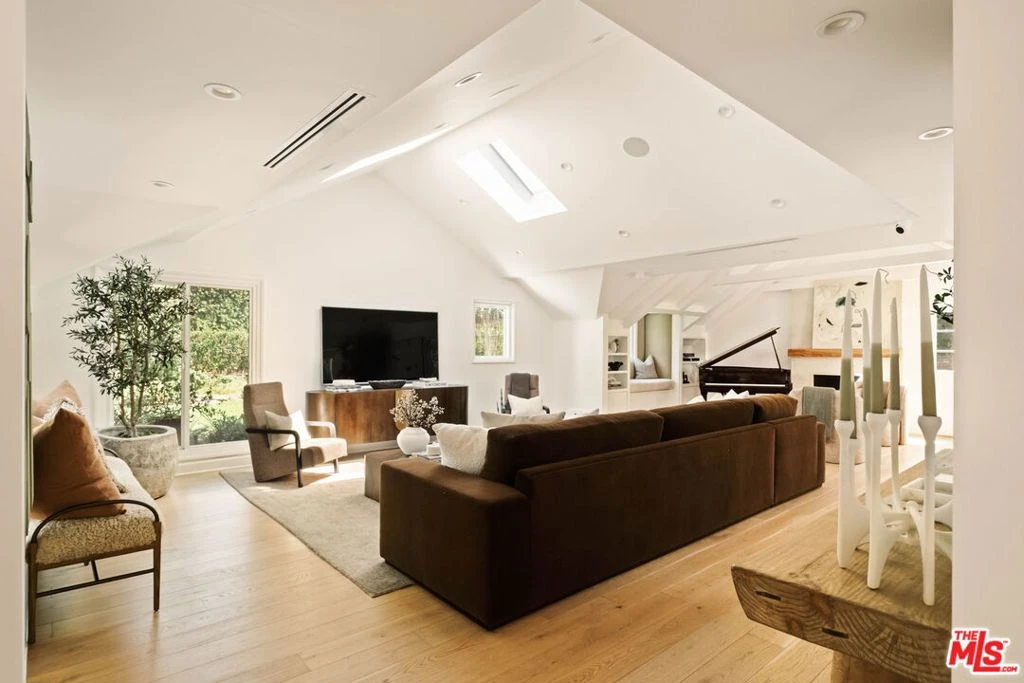 Interior 4
