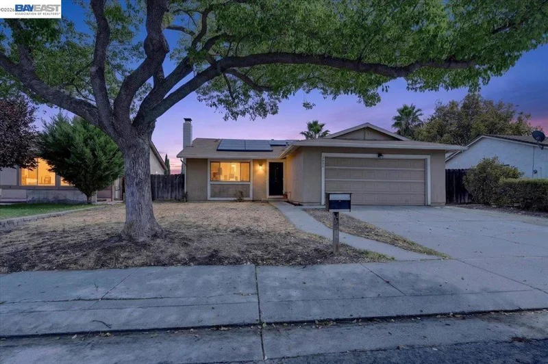 2650 Colony Dr photo 2