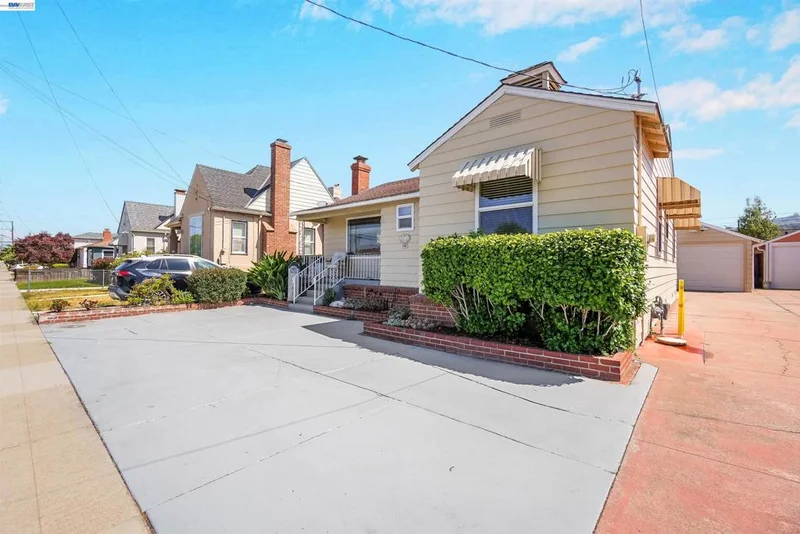 2016 Bancroft Ave photo 2