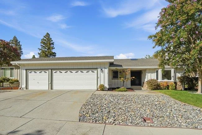 1523 Foster Court photo 2