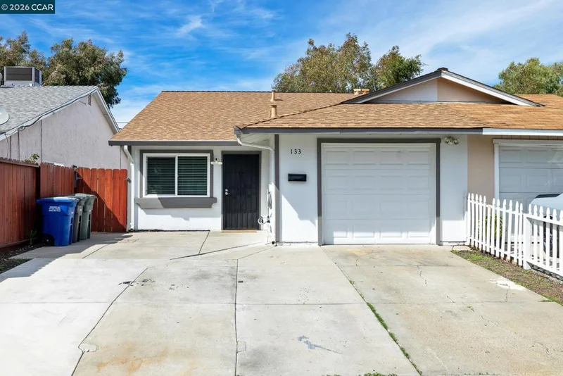 133 E Trident photo 2