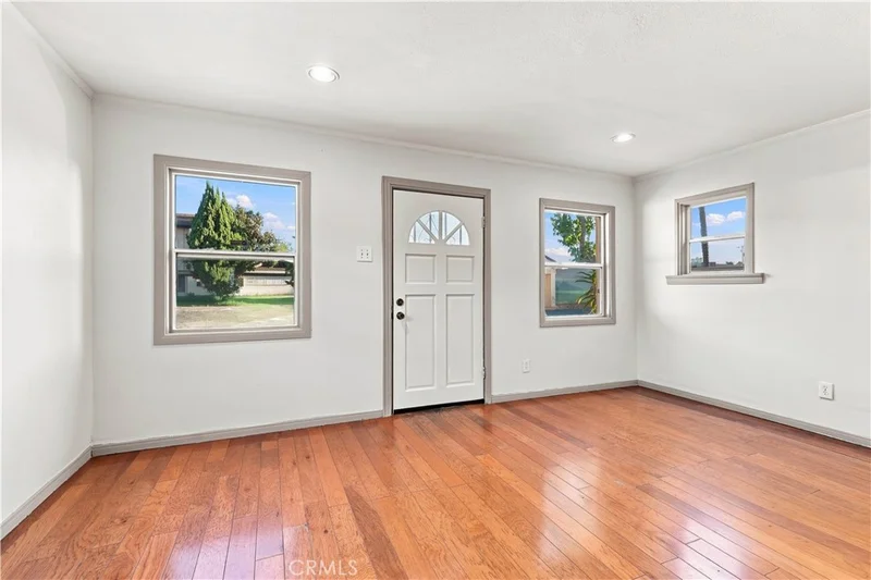 233 E Louise Street photo 2