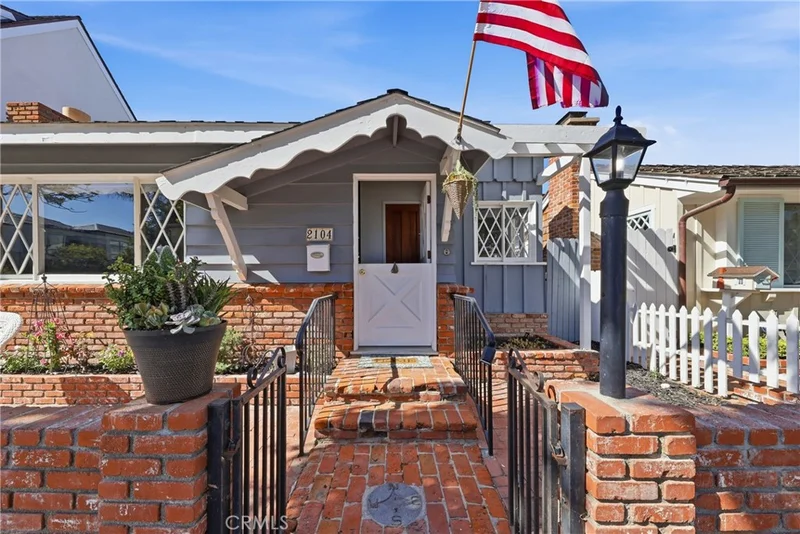 2104 E Ocean