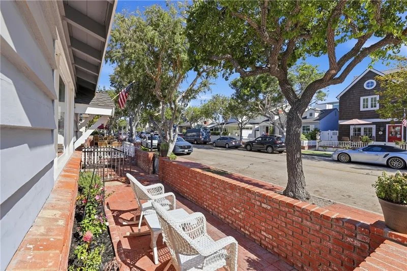 2104 E Ocean photo 2