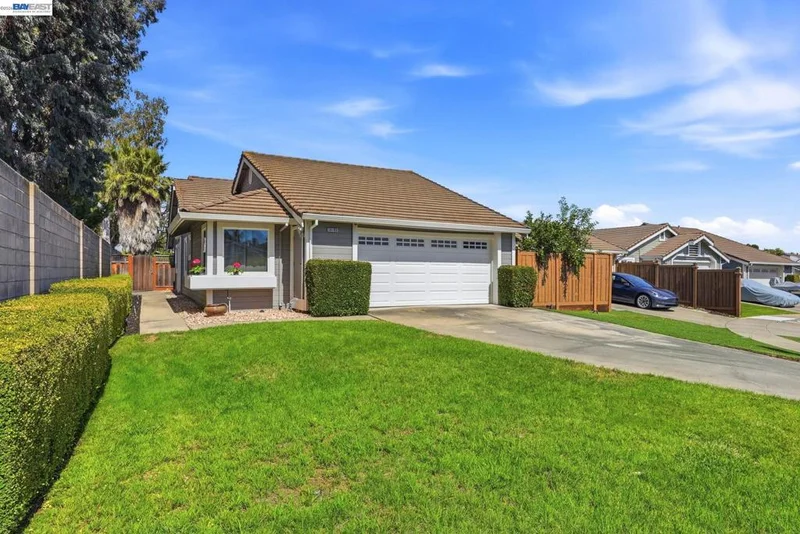 38109 Iris Court photo 2