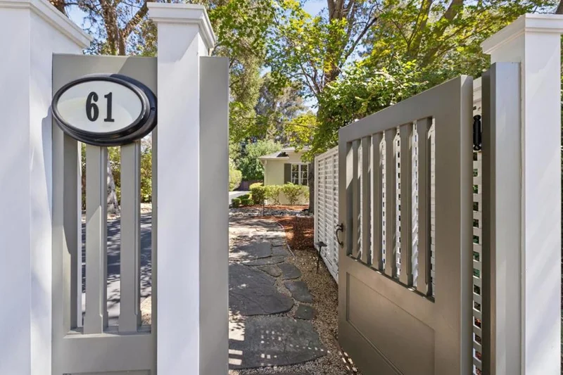 61 Lloyden Drive photo 2
